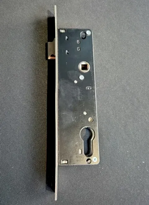 Cuerpo de una cerradura de embutir, con el hueco para el bombín y el agujero del picaporte.